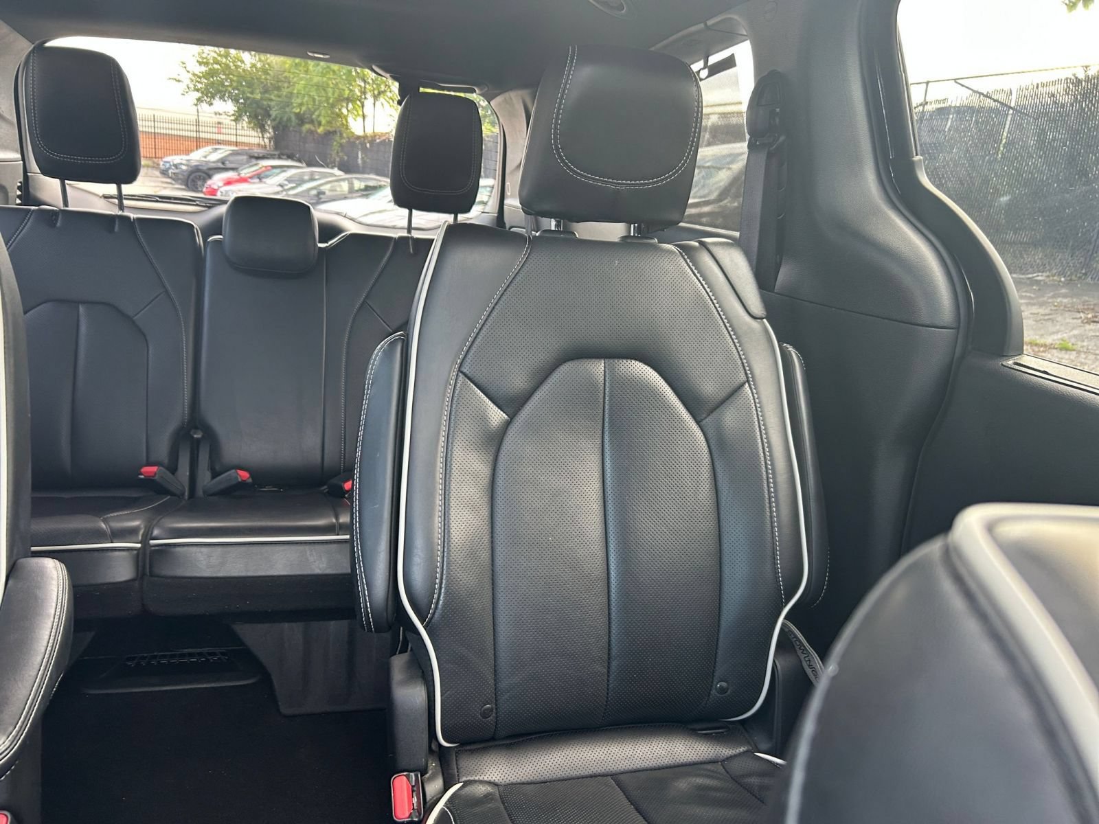 Used 2025 Chrysler Pacifica Limited FWD image 35