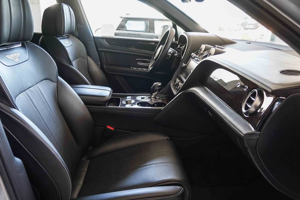Used 2019 Bentley Bentayga AWD/4WD image 17