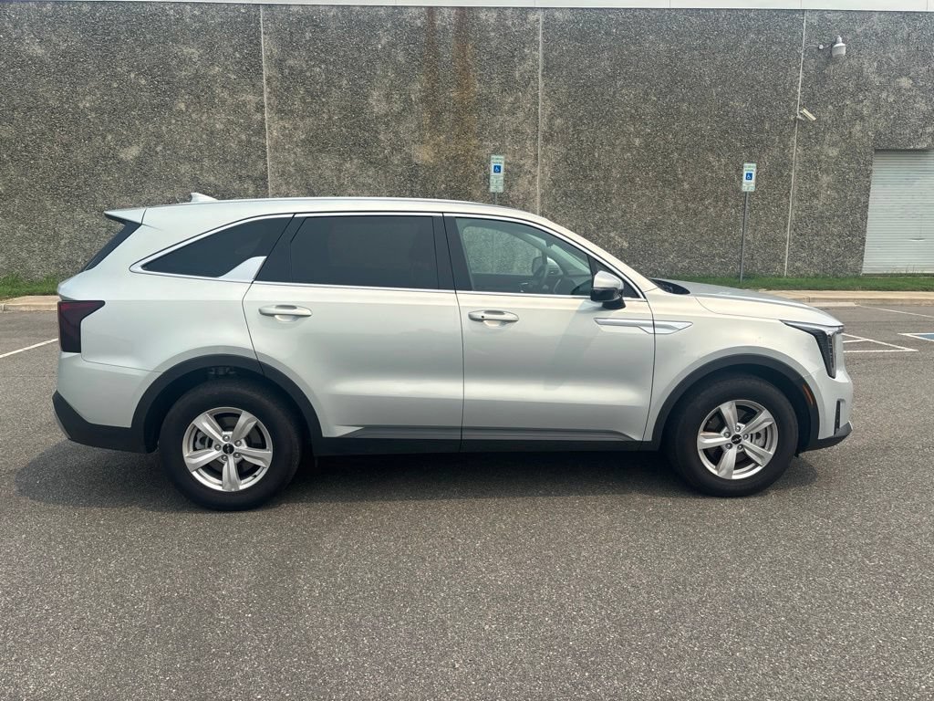 Used 2026 Kia Sorento LX FWD image 8