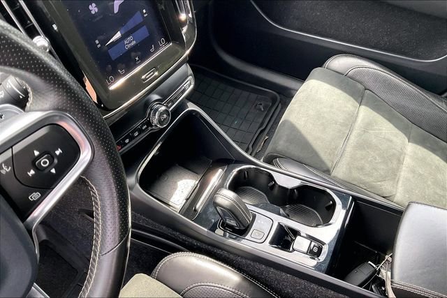 Used 2020 Volvo XC40 T4 R-Design FWD image 13