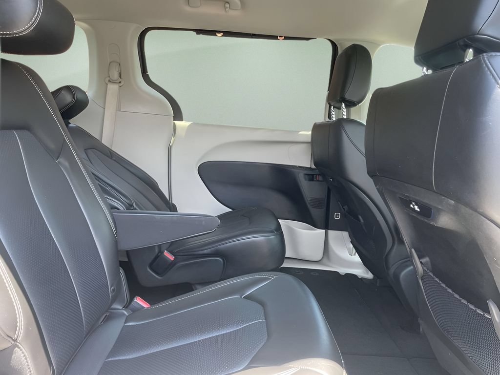 Used 2023 Chrysler Pacifica Touring-L FWD image 9