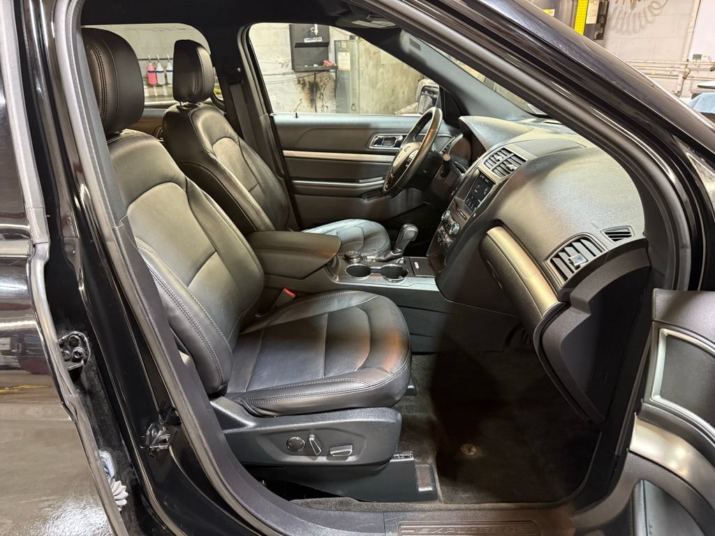 Used 2018 Ford Explorer XLT w/ Equipment Group 202A AWD/4WD image 25