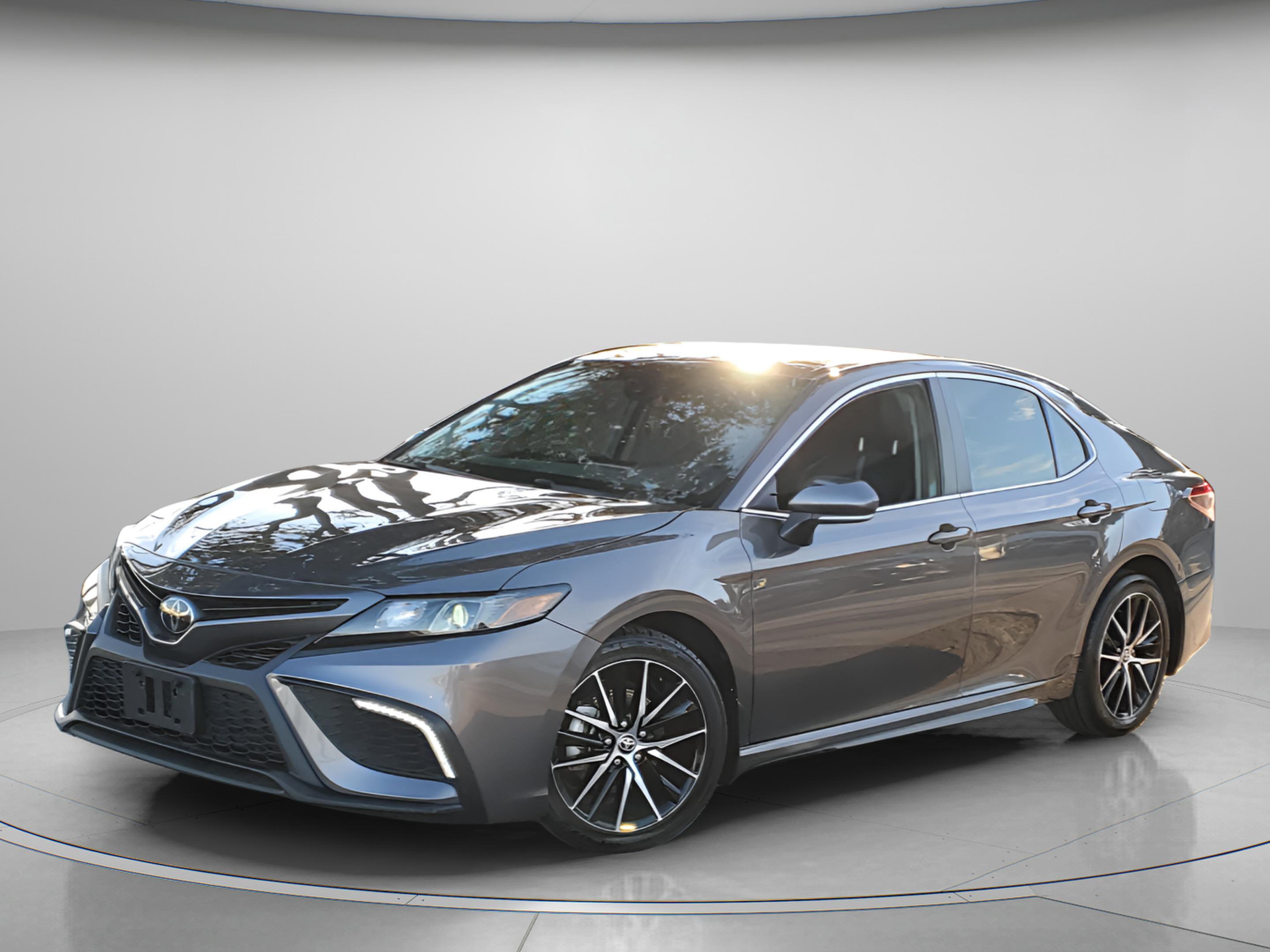 Used 2024 Toyota Camry SE image 2