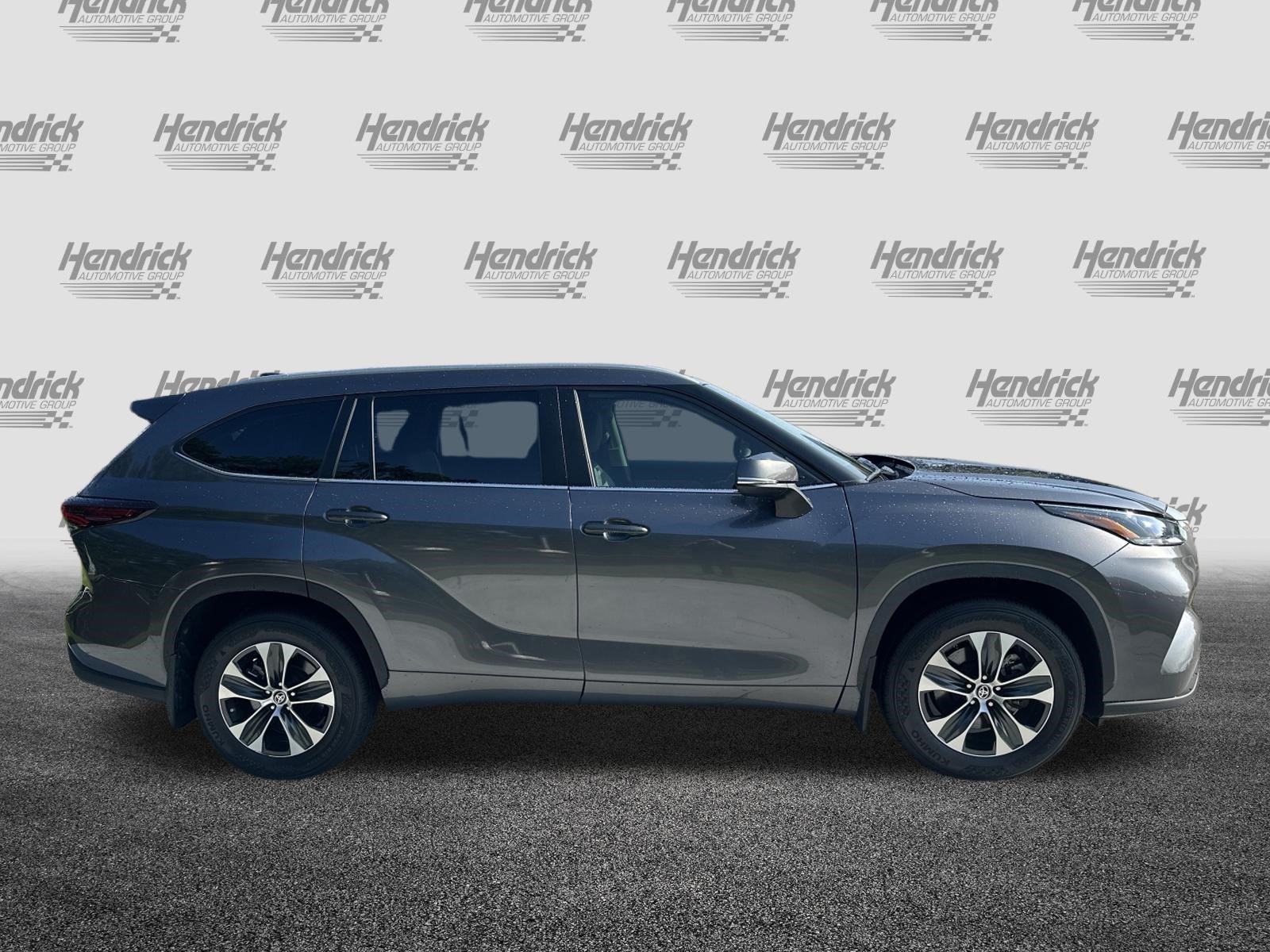 Used 2024 Toyota Highlander XLE FWD image 11