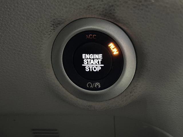 Used 2023 Chrysler Pacifica Limited w/ Uconnect Theater Family Group image 25