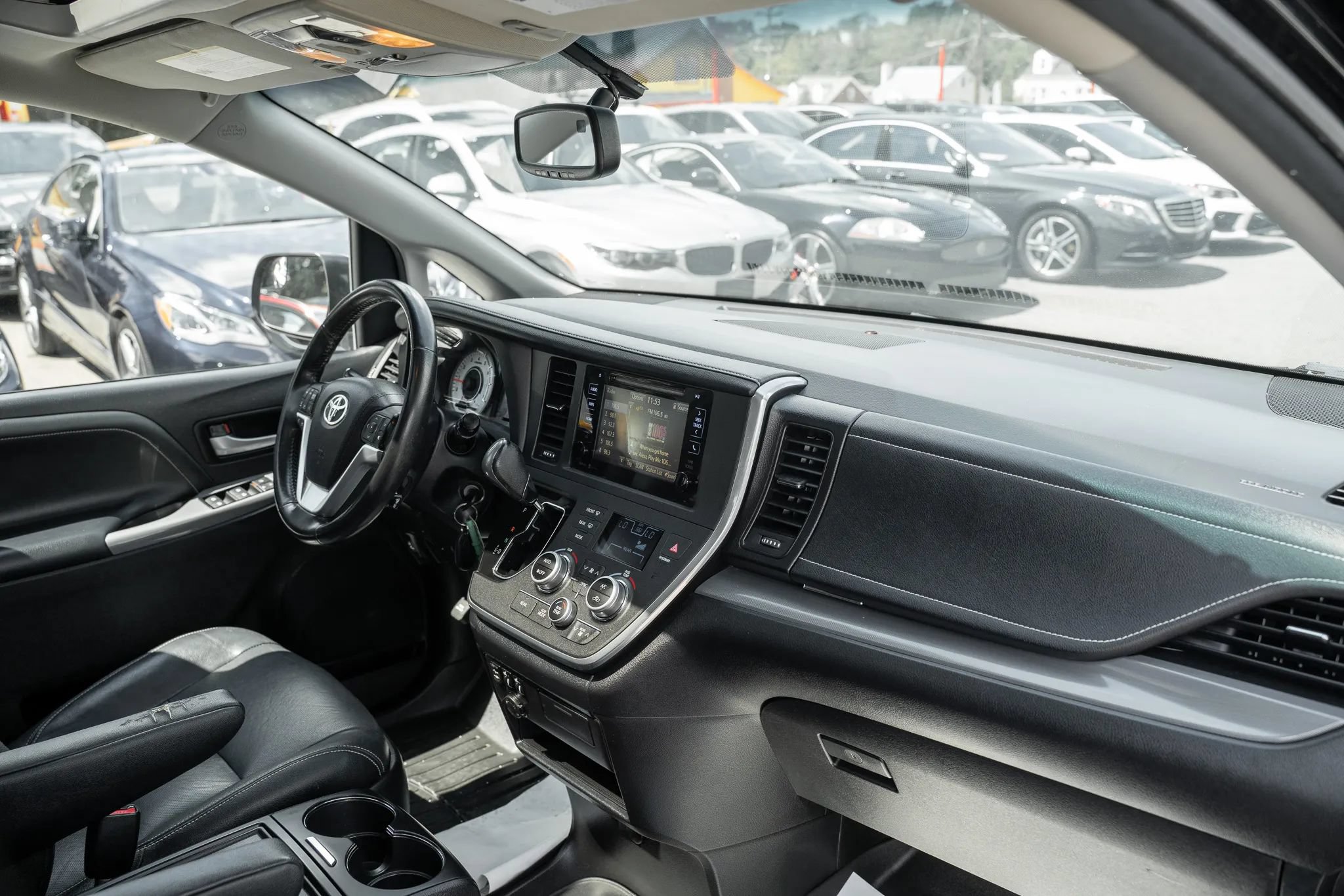 Used 2015 Toyota Sienna SE FWD image 16