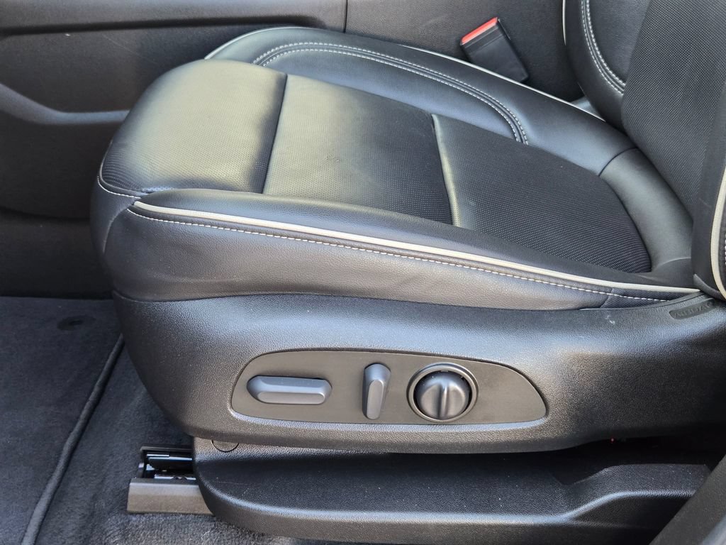 Used 2023 Chevrolet Traverse Premier FWD image 14