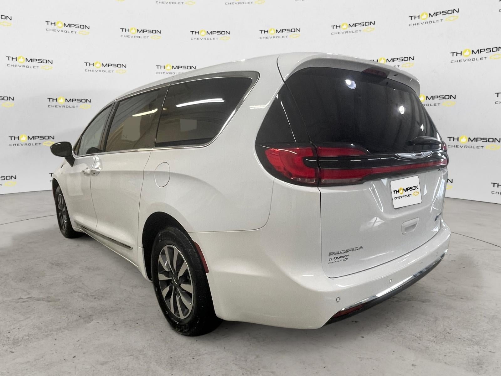 Used 2023 Chrysler Pacifica Limited FWD image 3