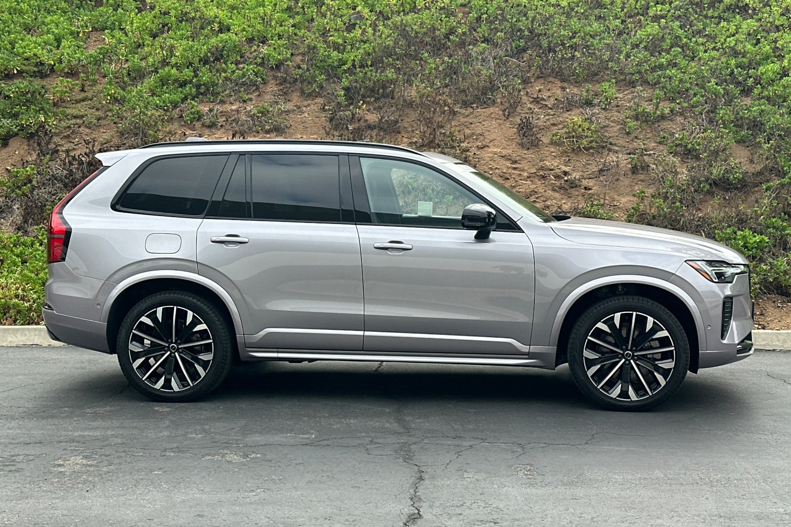 Certified 2026 Volvo XC90 T8 Ultra w/ Protection Package AWD/4WD image 3