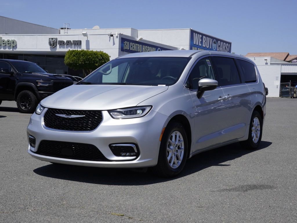 Certified 2023 Chrysler Pacifica Touring-L FWD image 8