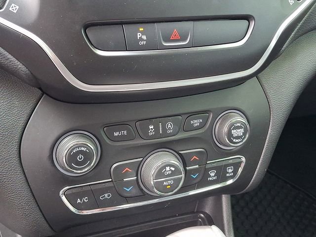 Used 2019 Jeep Cherokee Latitude Plus w/ Comfort/Convenience Group FWD image 12