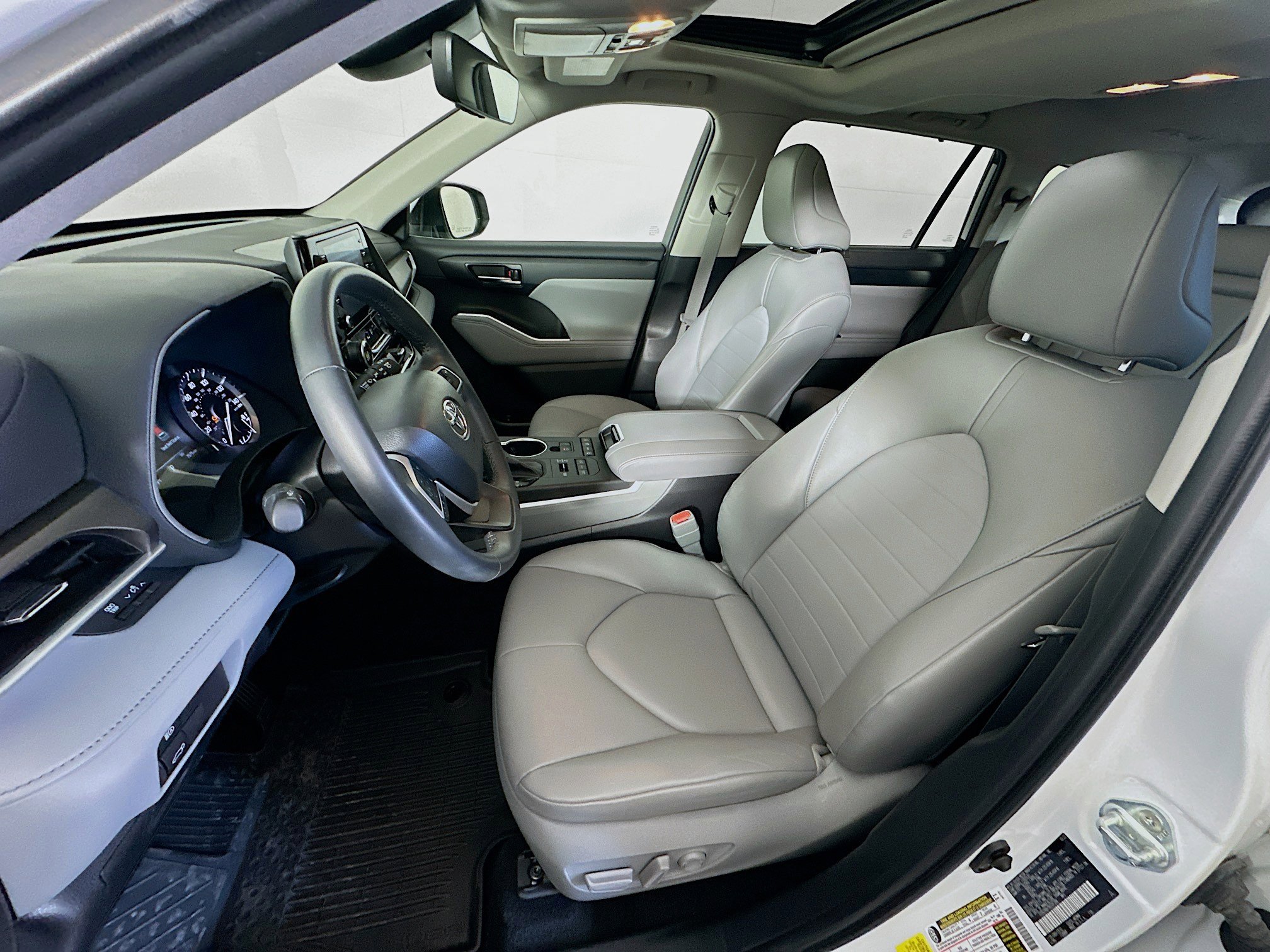 Used 2022 Toyota Highlander XLE image 13