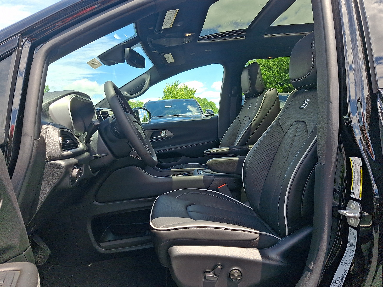 New 2027 Chrysler Pacifica Limited AWD/4WD image 11