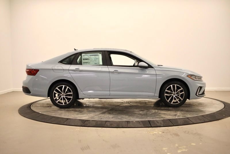 New 2026 Volkswagen Jetta SE image 2