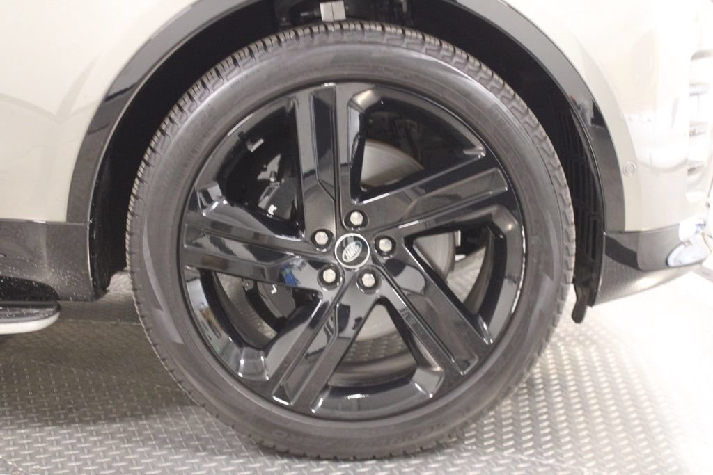 Used 2025 Land Rover Discovery Metropolitan Edition AWD/4WD image 16