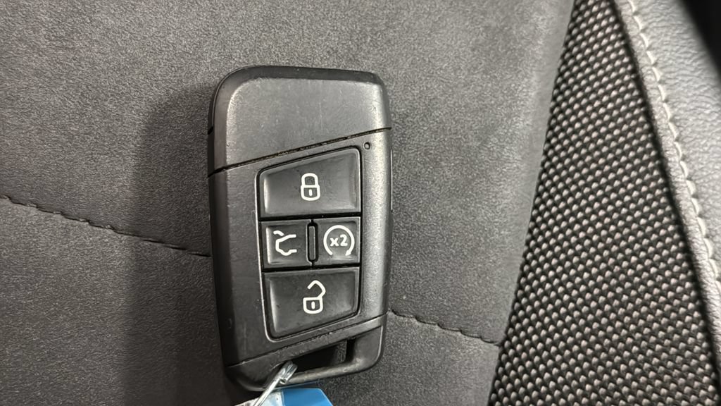 Used 2022 Volkswagen Taos SE w/ Panoramic Sunroof Package FWD image 37