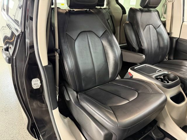 Used 2024 Chrysler Pacifica Touring-L image 22