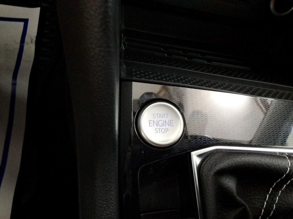 Certified 2025 Volkswagen Taos SE w/ Panoramic Sunroof Package image 17