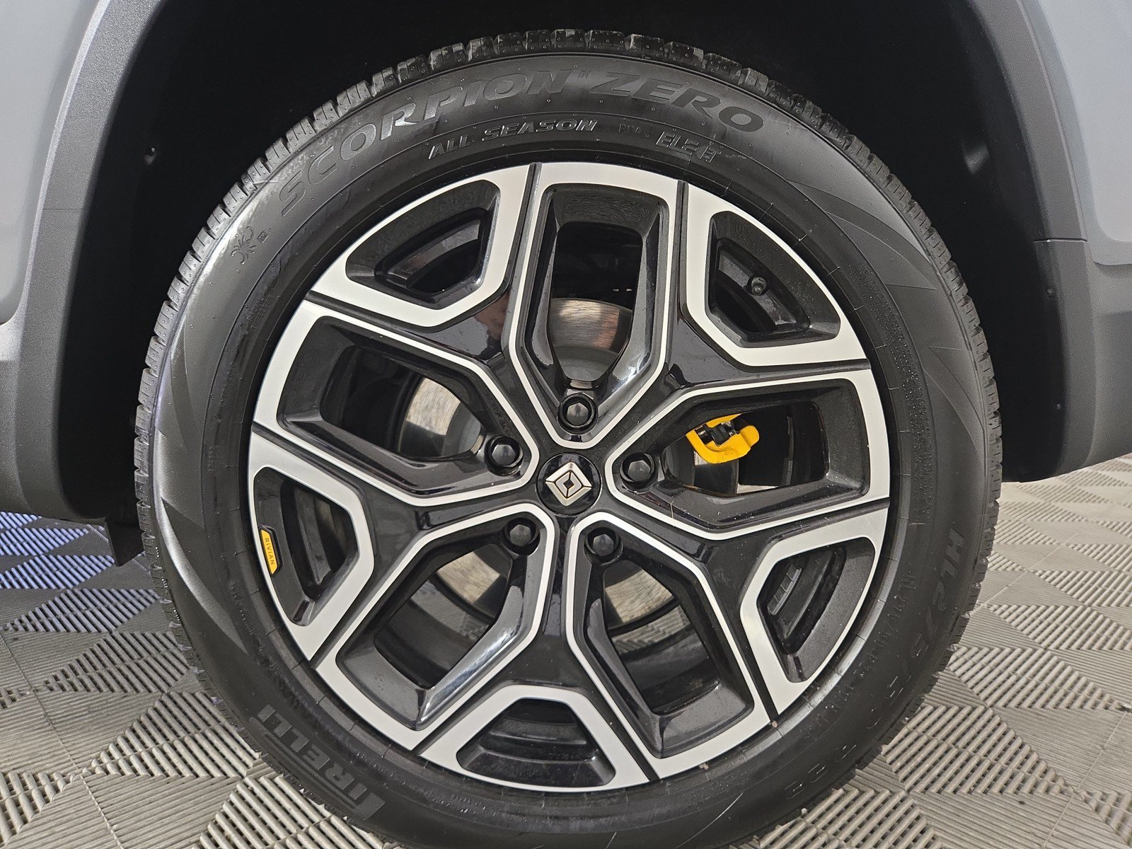 Used 2024 Rivian R1S Adventure AWD/4WD image 10