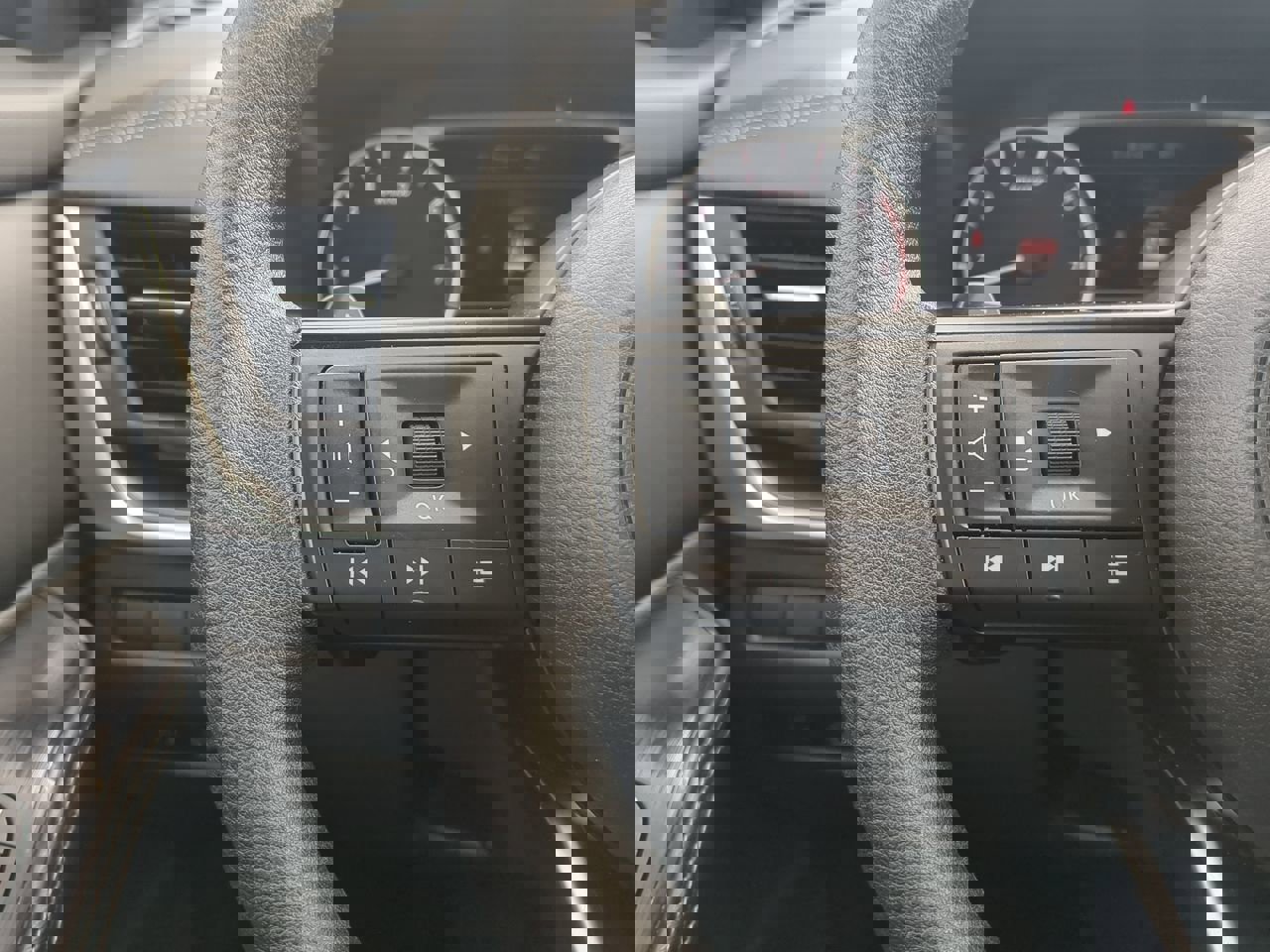 Used 2024 Nissan Rogue SV image 19