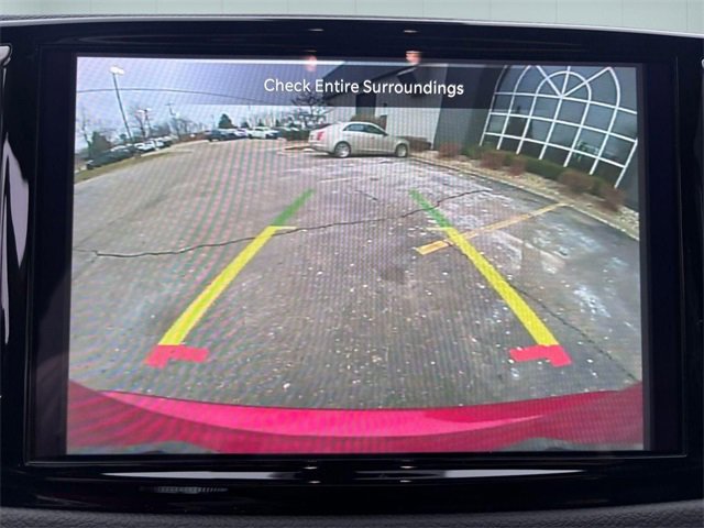 Used 2025 Chrysler Pacifica Select image 22