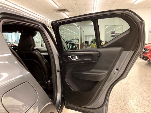 Used 2019 Volvo XC40 T5 Momentum image 38