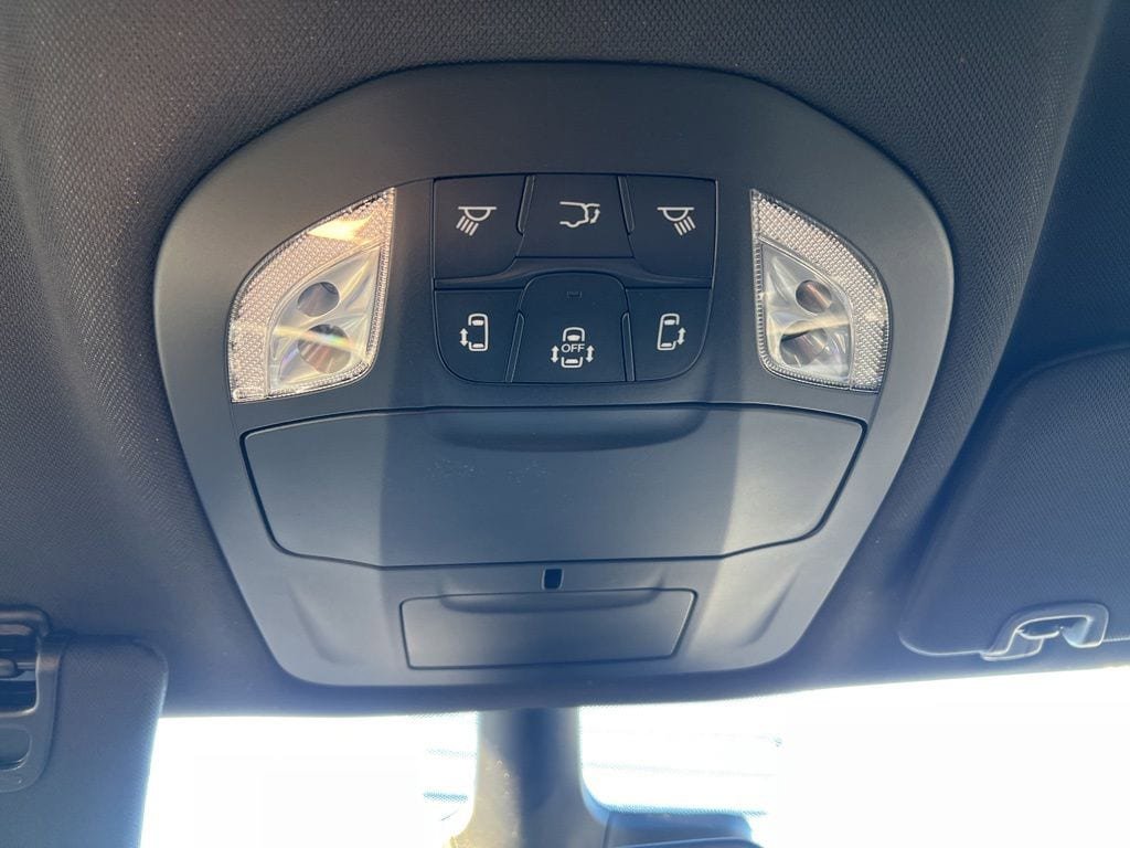 New 2026 Chrysler Pacifica Select FWD image 32