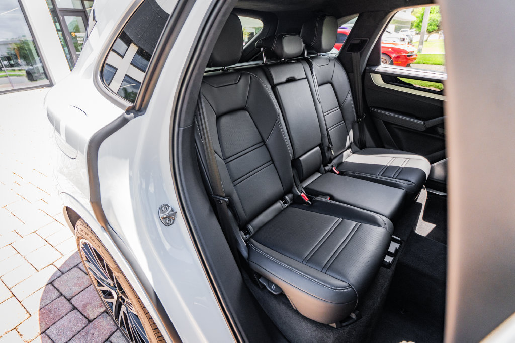 Used 2025 Porsche Cayenne Turbo AWD/4WD image 38