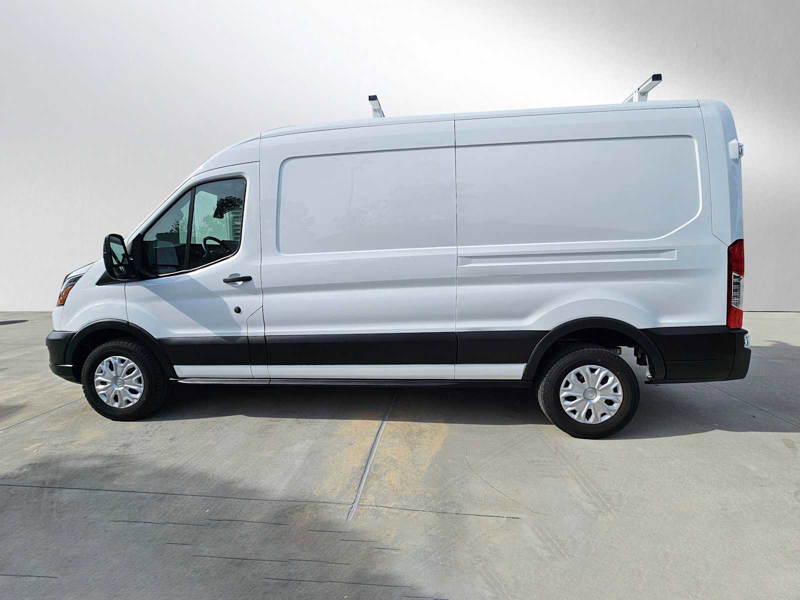 Used 2023 Ford E-Transit Medium Roof image 6