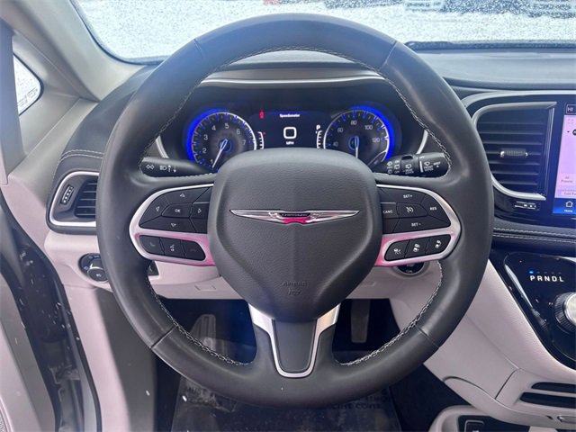 Used 2023 Chrysler Pacifica Touring-L image 16