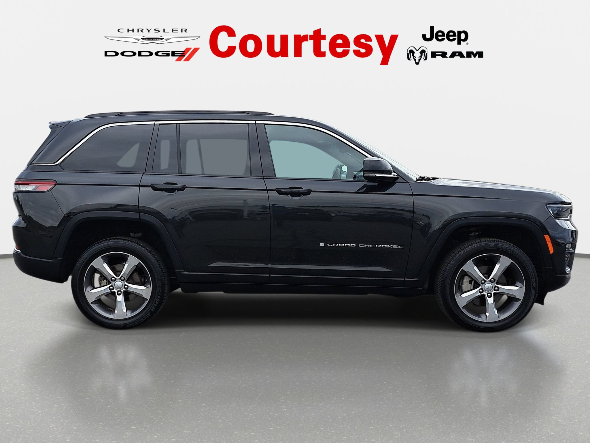 Certified 2025 Jeep Grand Cherokee Limited AWD/4WD image 3