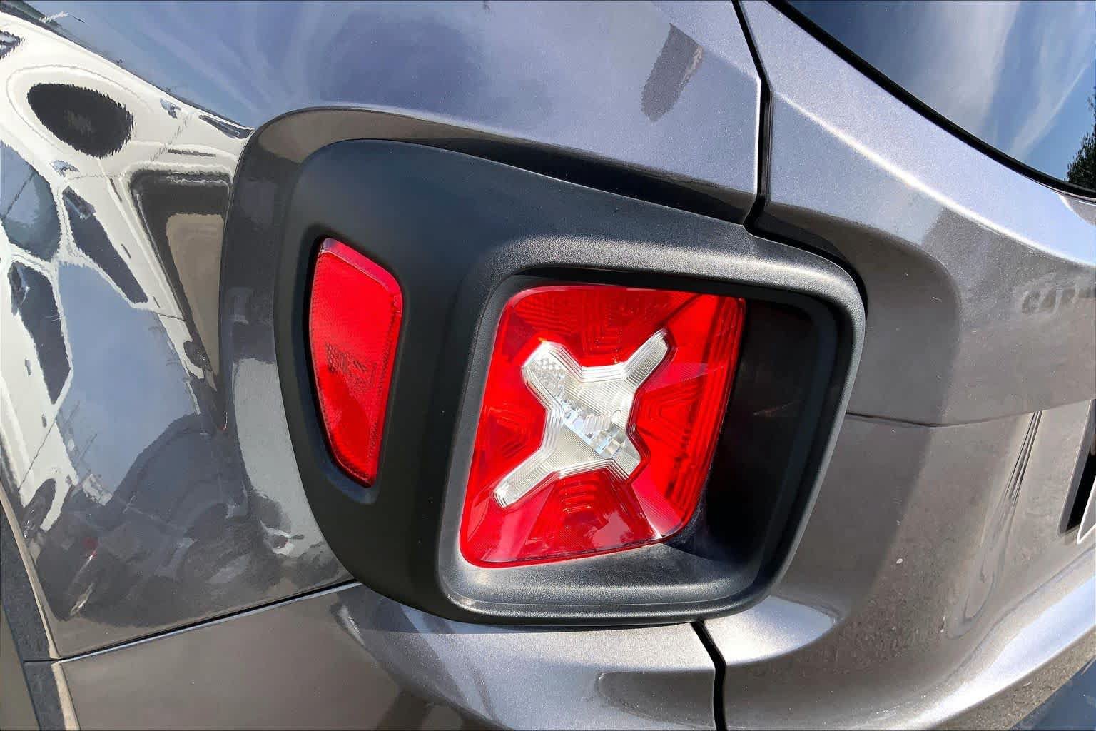 Used 2018 Jeep Renegade Latitude FWD image 29