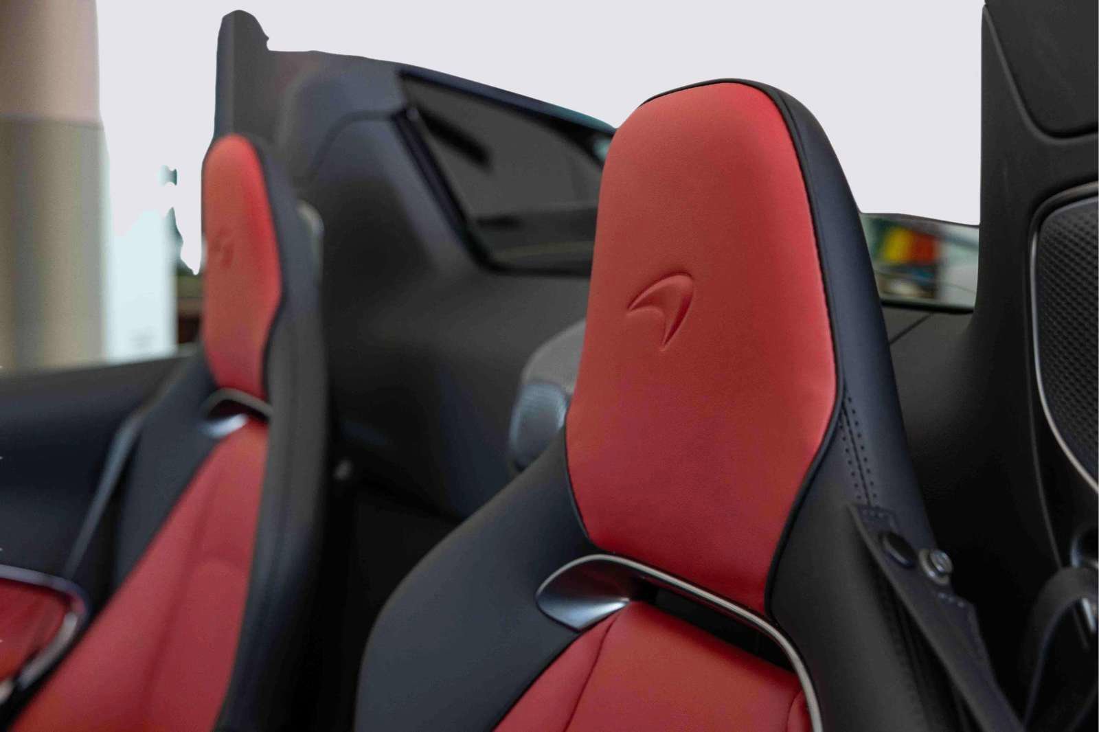 Used 2025 McLaren Artura Spider image 8