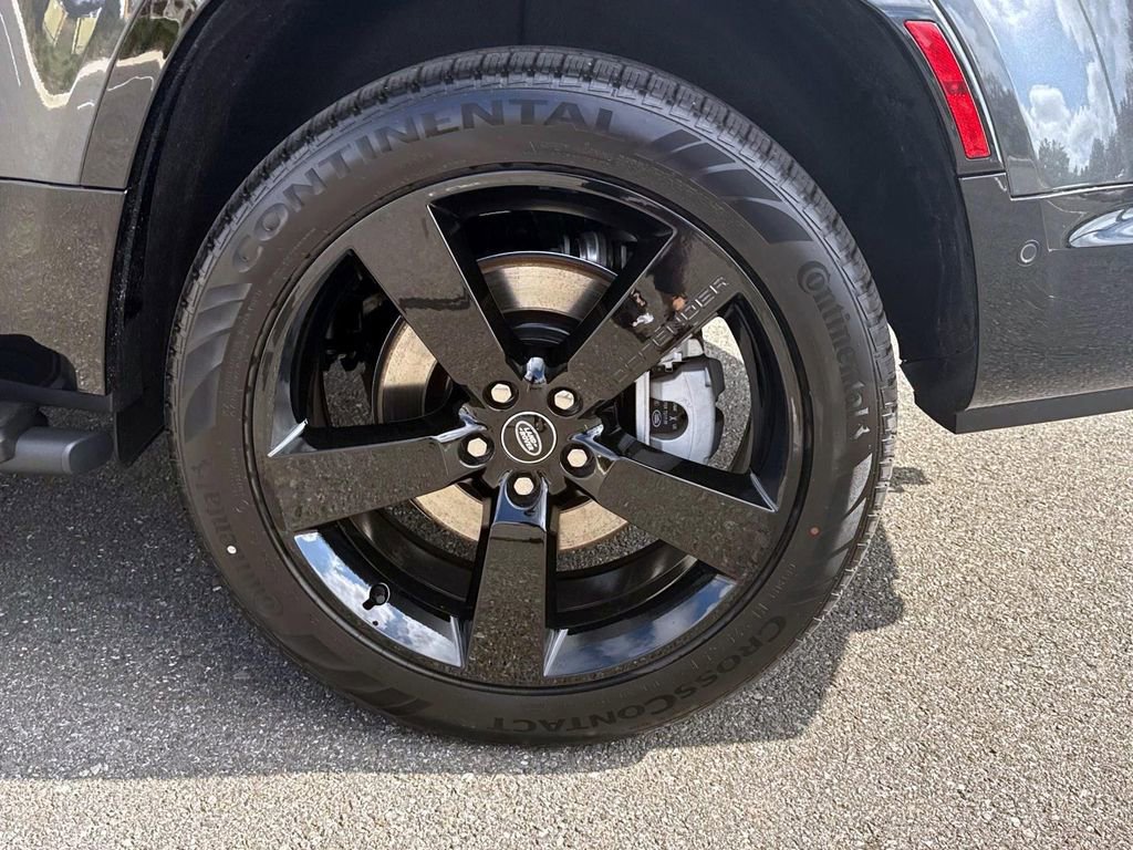 New 2025 Land Rover Defender 130 X-Dynamic SE image 3