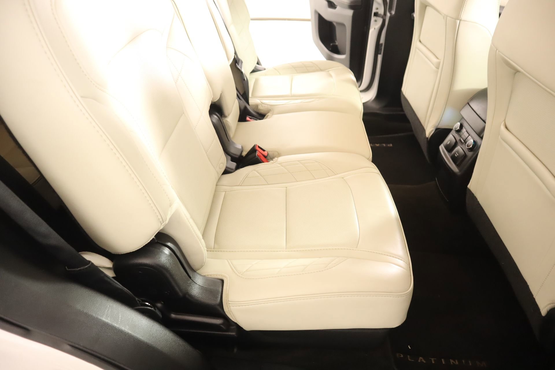 Used 2017 Ford Explorer Platinum image 16