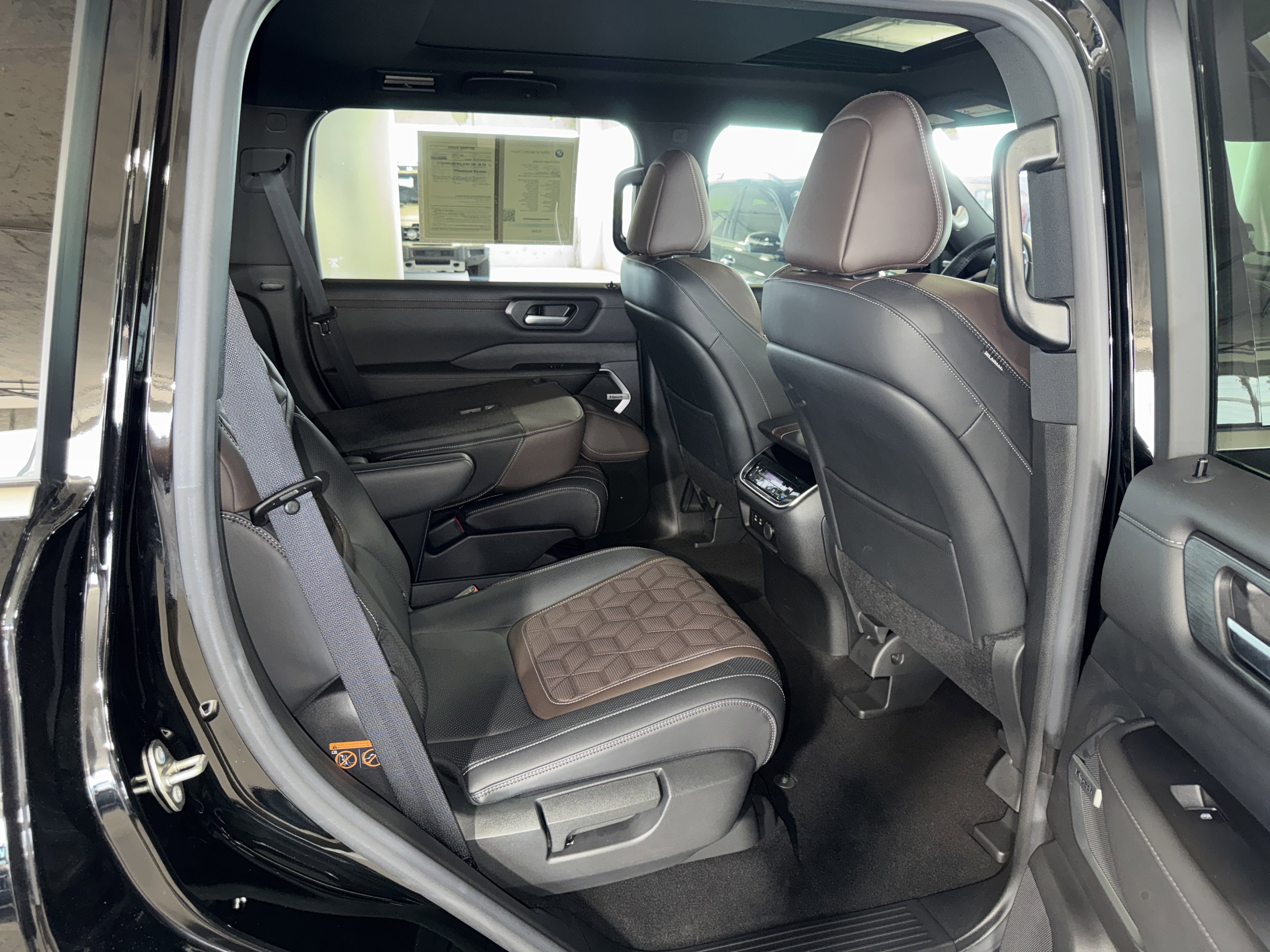 Used 2025 Nissan Armada Platinum image 13