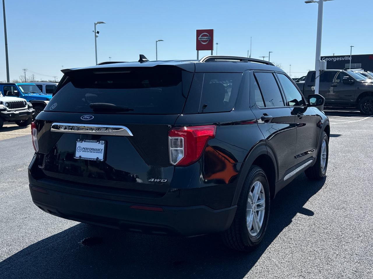Used 2023 Ford Explorer XLT AWD/4WD image 3
