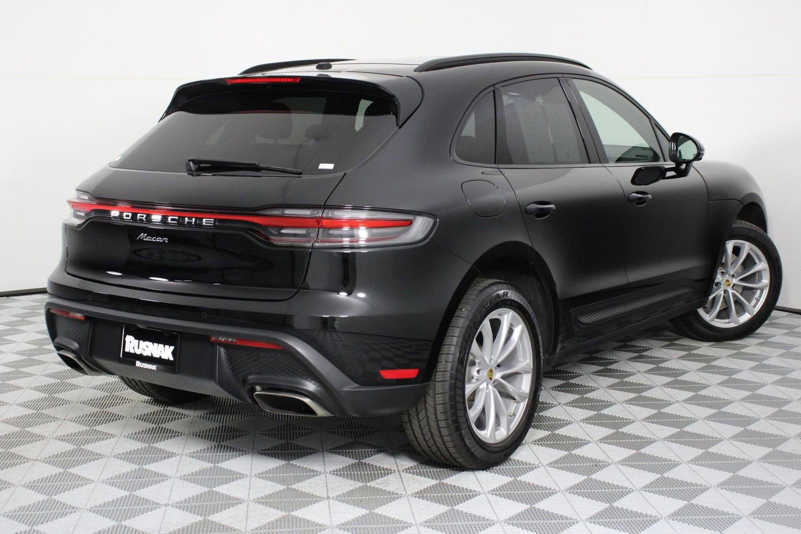 Certified 2025 Porsche Macan image 7