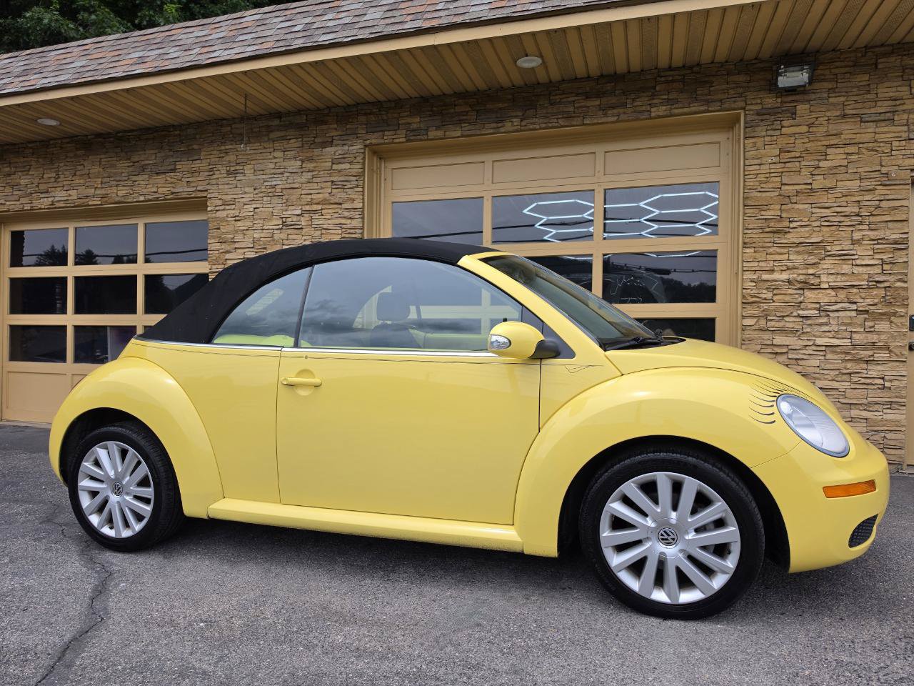 Used 2008 Volkswagen Beetle SE FWD image 30