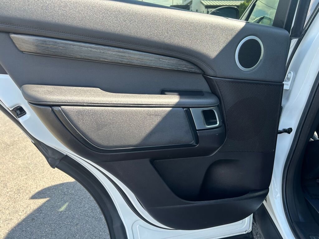 Used 2018 Land Rover Discovery HSE image 24