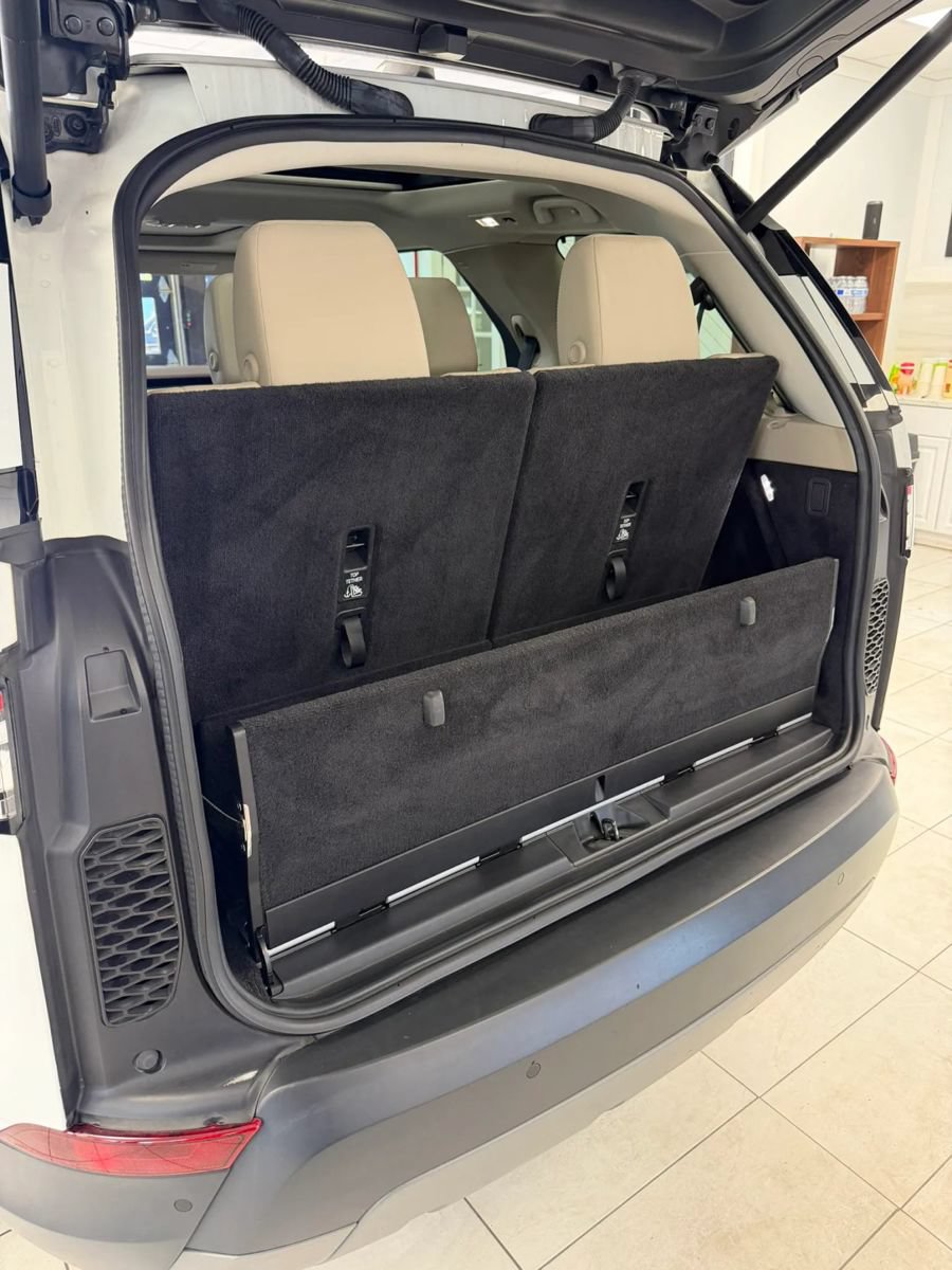 Used 2020 Land Rover Discovery SE AWD/4WD image 12