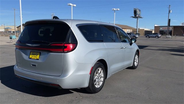 Used 2024 Chrysler Pacifica Touring-L image 9