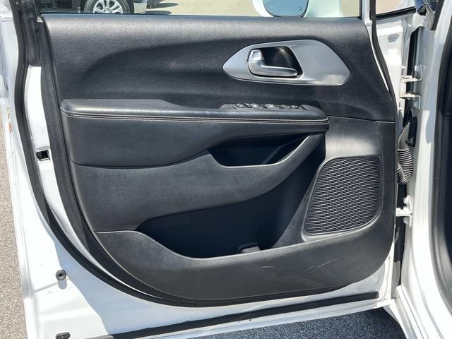 Used 2020 Chrysler Pacifica Touring w/ S Appearance Package FWD image 28