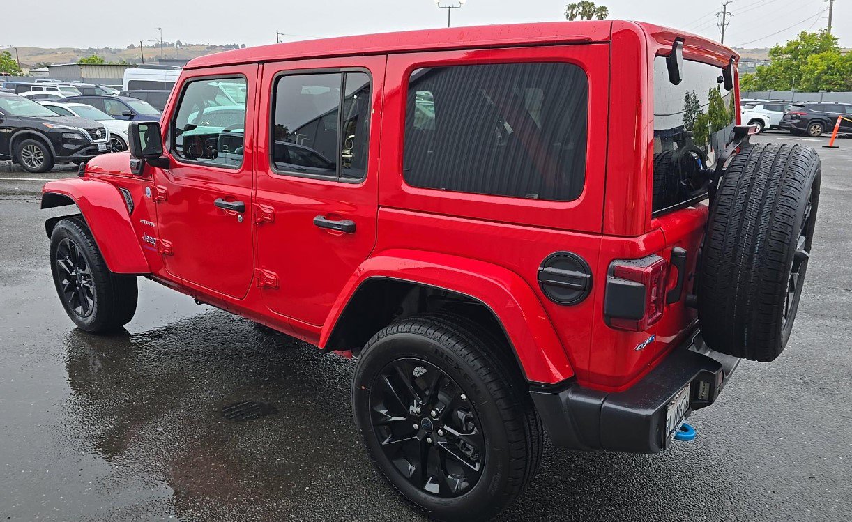 Used 2024 Jeep Wrangler Unlimited Sahara w/ Technology Group AWD/4WD image 6