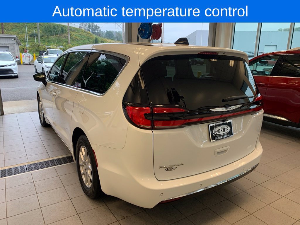 Used 2026 Chrysler Pacifica Select FWD image 8