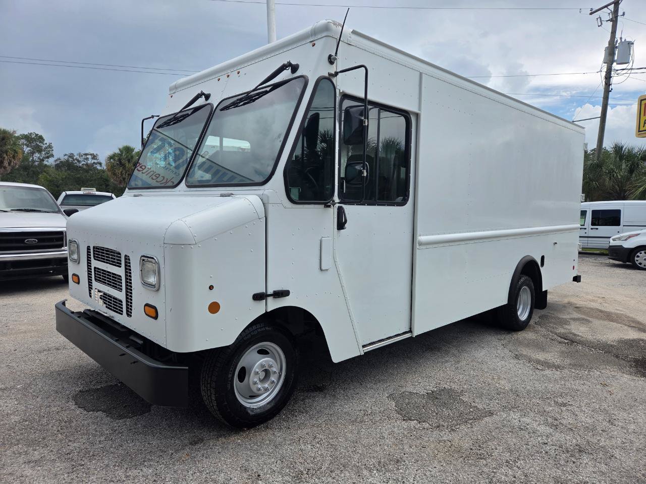 Used 2017 Ford E-350 and Econoline 350 Super Duty w/ A/C Prep Package RWD image 6