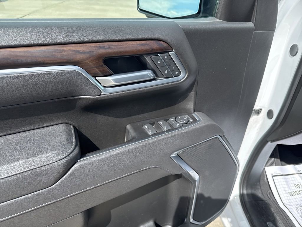 Used 2025 GMC Sierra 1500 SLT AWD/4WD image 11