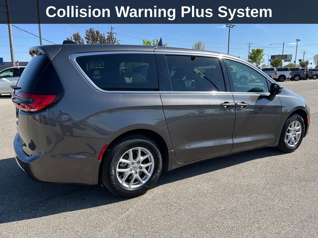 Used 2023 Chrysler Pacifica Touring-L FWD image 6
