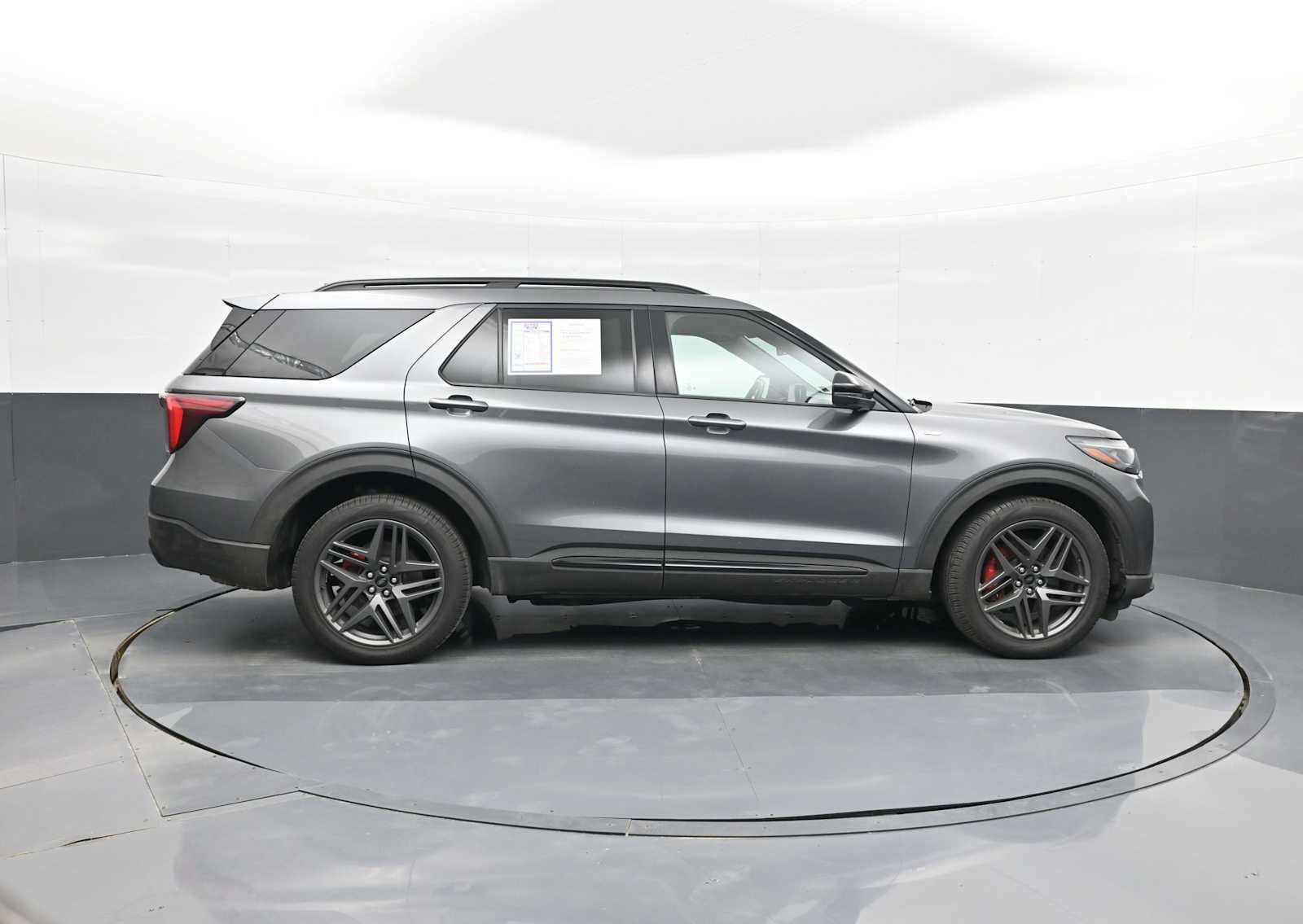 Used 2025 Ford Explorer ST-Line w/ ST-Line Street Pack image 9