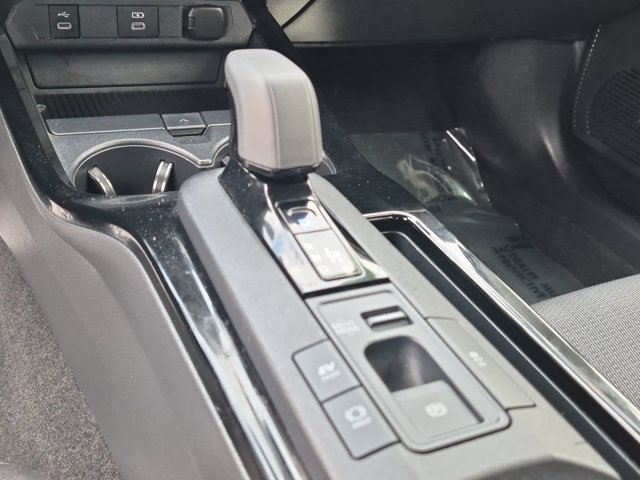 Used 2025 Toyota Prius LE FWD image 22